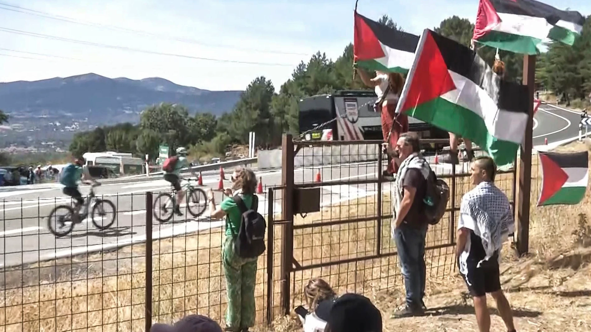 NAVACERRADA (MADRID), 13/09/2025.- Primeras concentraciones de protesta por la participación del equipo Israel Premier Tech en la subida al puerto de Navacerrada donde los congregados han ondeado banderas palestinas y coreado consignas contra Israel. EFE