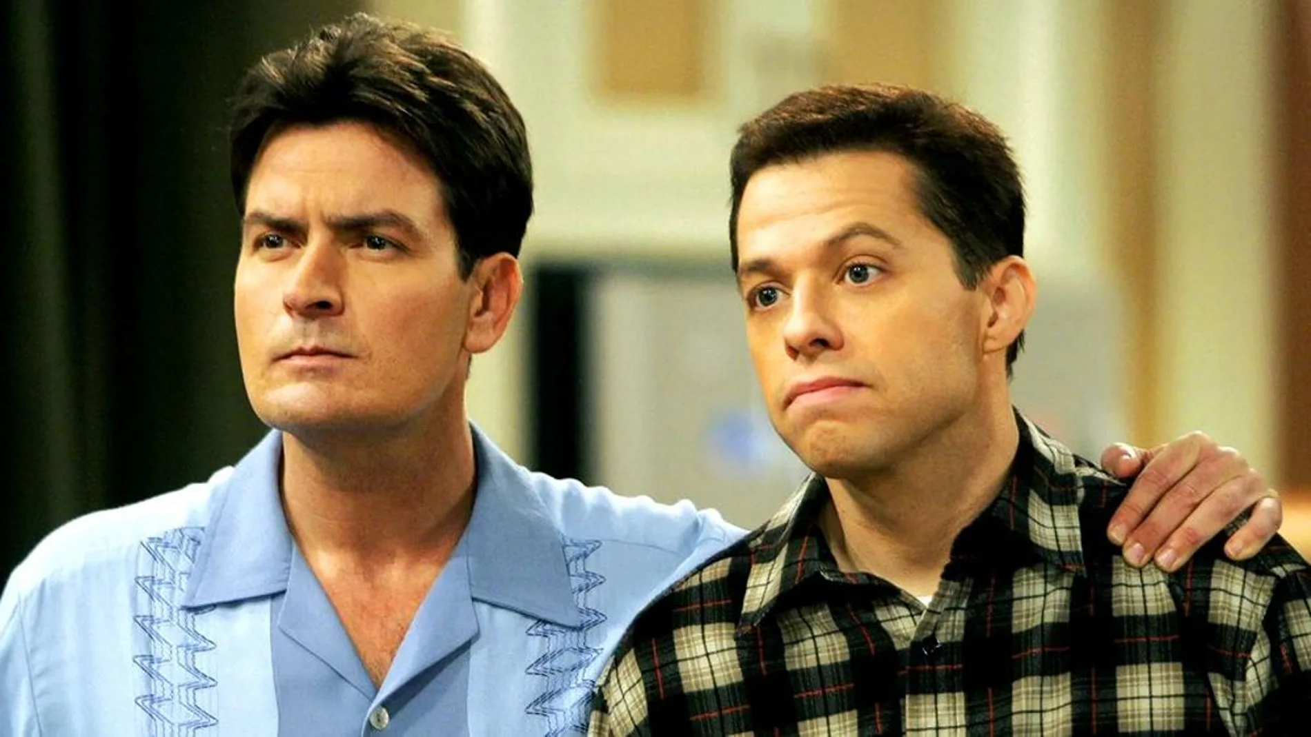 Charlie Sheen y Jon Cryer, en una escena de la comedia 'Dos hombres y medio'