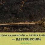 Greenpeace despliega una pancarta gigante en Palacios de Jamuz (León) reclamar que 2025 sea un punto de inflexión ante los grandes incendios forestales