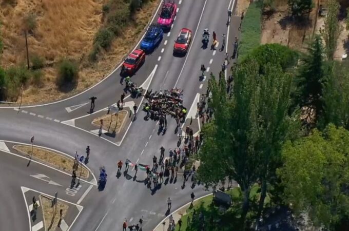 Una sentada corta la etapa de la Vuelta al paso por Becerril de la Sierra