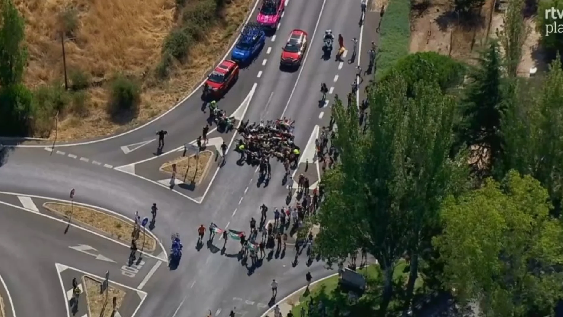 Una sentada corta la etapa de la Vuelta al paso por Becerril de la Sierra