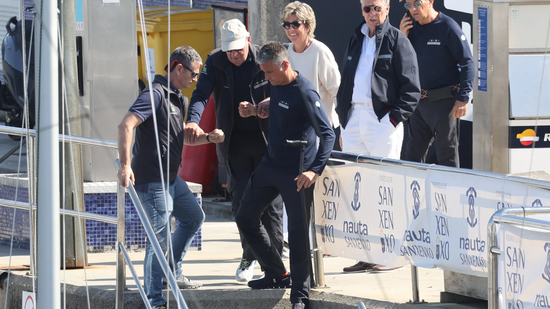 Don Juan Carlos y Simoneta Gómez-Acebo en el puerto deportivo a 13 de Septiembre de 2025 en Sanxenxo (España). REY JUAN CARLOS;FAMOSOS;REGATAS; Raúl Terrel / Europa Press 13/09/2025