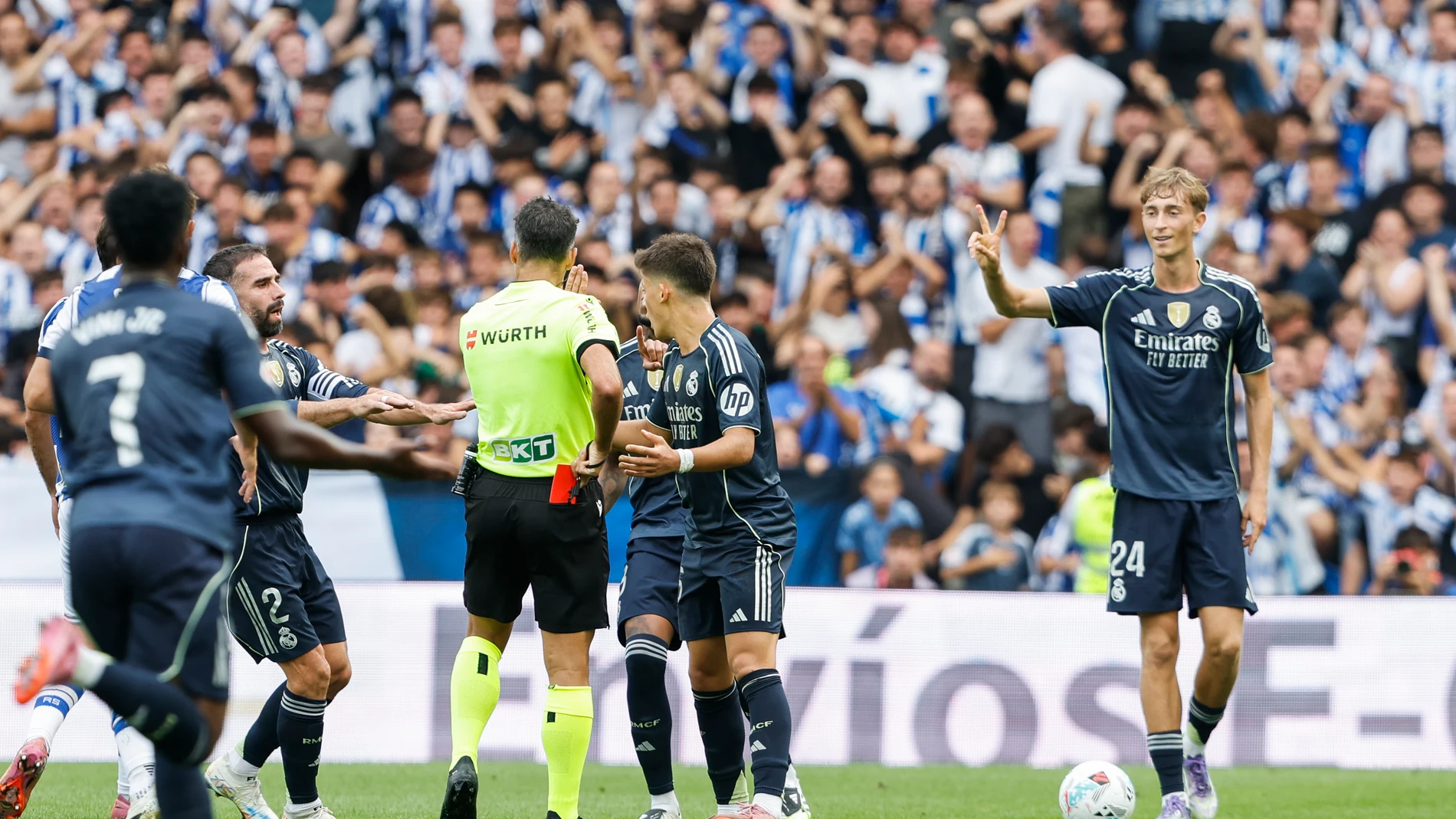 SAN SEBASTIÁN, 13/09/2025.-El defensa del Real Madrid Dean Huijsen durante su expulsión en el partido de la jornada 4 de La Liga EA Sports este sábado en el estadio Municipal de Anoeta en San Sebastián.-EFE/ Juan Herrero