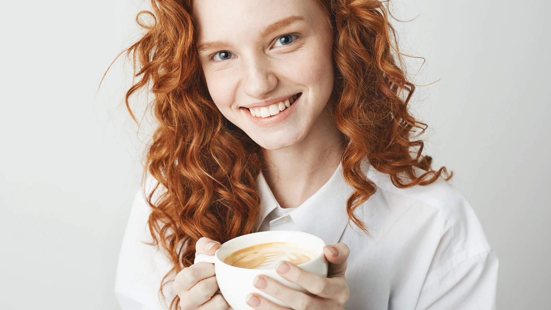Mujer tomando una taza de cafe