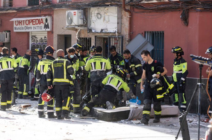 Explosión en Vallecas en un local vivienda junto a un bar con numerosos heridos en la calle Manuel Maroto 3.