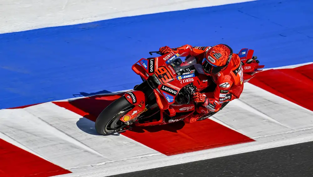 Motociclismo/GP S.Marino.- Marc Márquez se va al suelo y Bezzecchi recoge el testigo en la esprint