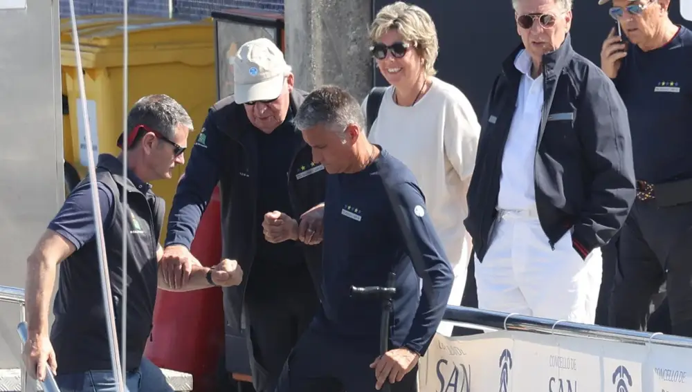 El Rey Juan Carlos I disfruta de las regatas de Sanxenxo junto a su sobrina Simoneta Gómez-Acebo