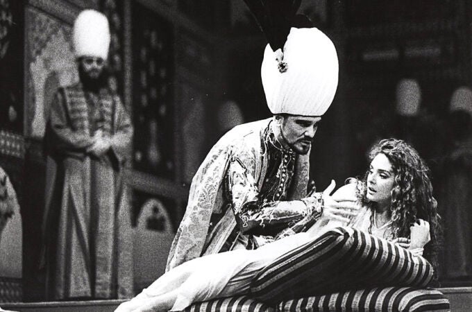 El personaje de Lamberto, disfrazado de mujer, enamora al emperador de los turcos en "La gran sultana"