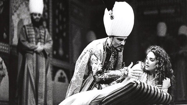 El personaje de Lamberto, disfrazado de mujer, enamora al emperador de los turcos en "La gran sultana"