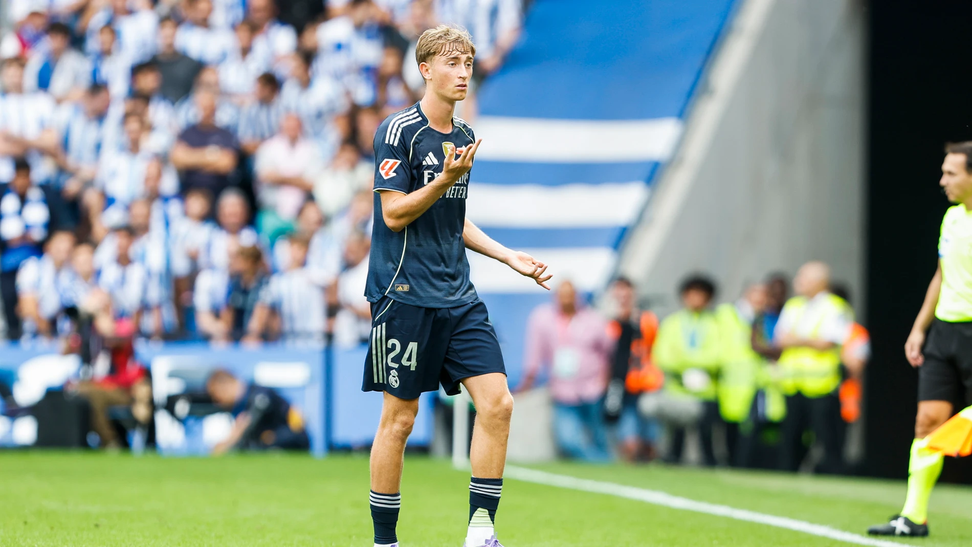 SAN SEBASTIÁN, 13/09/2025.-El defensa del Real Madrid Dean Huijsen durante su expulsión en el partido de la jornada 4 de La Liga EA Sports este sábado en el estadio Municipal de Anoeta en San Sebastián.- EFE/ Juan Herrero