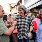Carlos Martínez saluda a simpatizantes del PSOE en Riaza (Segovia)