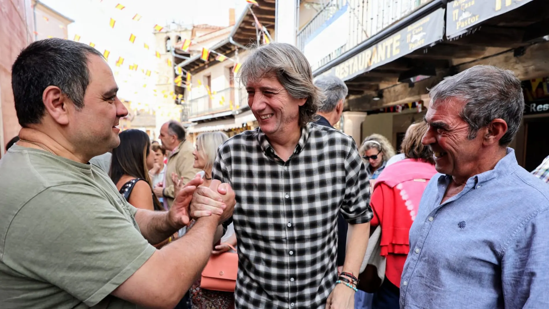 Carlos Martínez saluda a simpatizantes del PSOE en Riaza (Segovia)