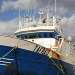 Cinco personas desaparecidas tras el hundimiento de un barco gallego-mauritano al ser abordado por un pesquero de 105 metros Cinco personas desaparecidas tras el hundimiento de un barco gallego-mauritano al ser abordado por un pesquero de 105 metros