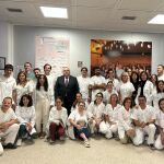 El consejero Alejandro Vázquez junto a médicos de Atención Primaria que atienden en estas unidades de dolor