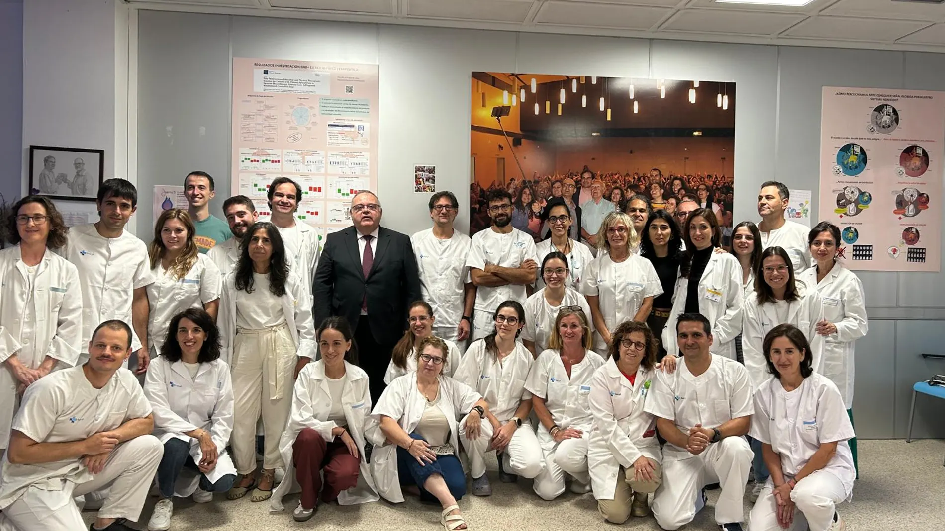 El consejero Alejandro Vázquez junto a médicos de Atención Primaria que atienden en estas unidades de dolor