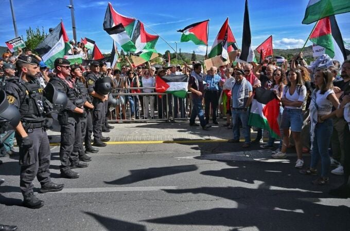 Belarra y Montero participan en la protesta contra Israel en Cercedilla, donde la Vuelta ha tenido que ser desviada