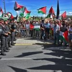 Belarra y Montero participan en la protesta contra Israel en Cercedilla, donde la Vuelta ha tenido que ser desviada