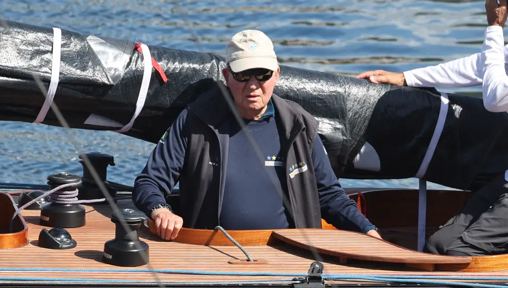 Don Juan Carlos disfruta de una jornada nueva jornada de regatas