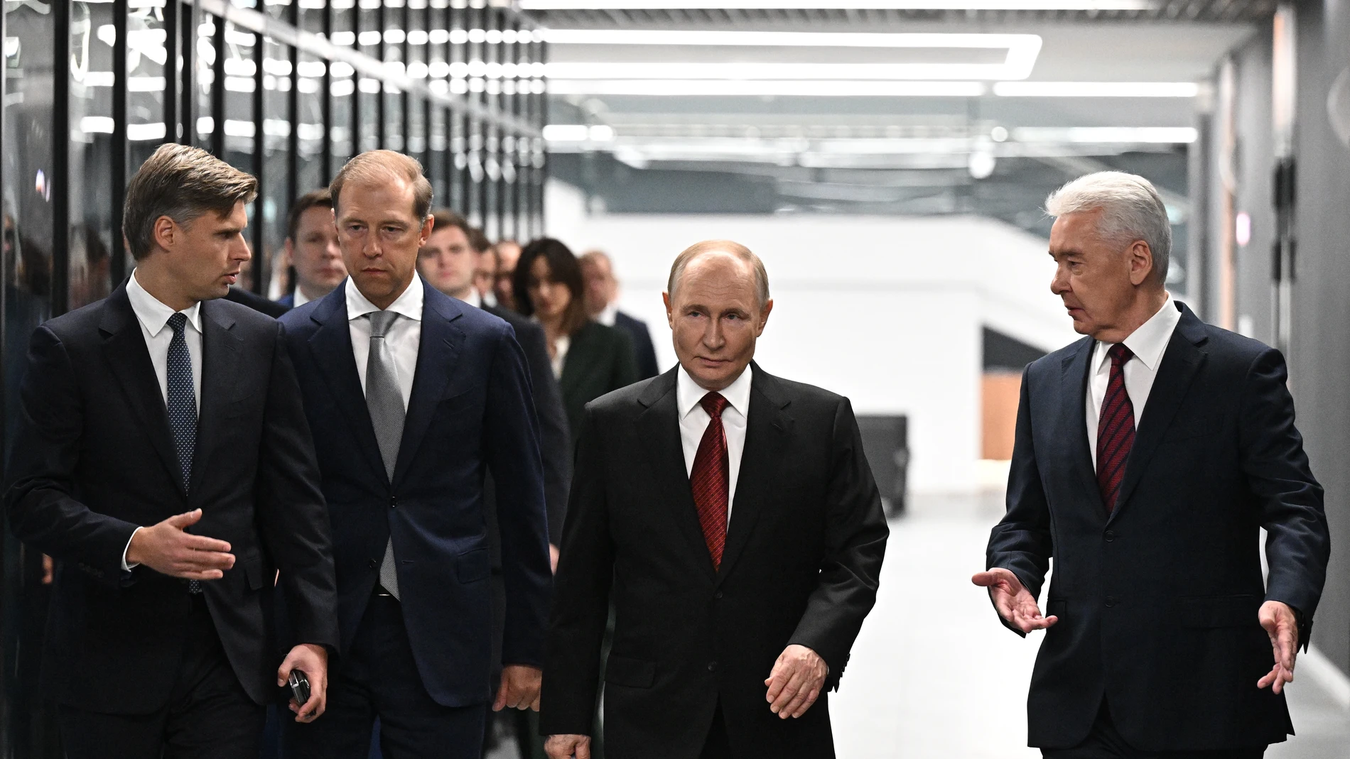 MOSCOW (Russian Federation), 13/09/2025.- Russian President Vladimir Putin (2-R), accompanied by Roscosmos State Space Corporation Director General Dmitry Bakanov (L), First Deputy Prime Minister Denis Manturov (2-L) and Moscow Mayor Sergei Sobyanin (R) visits the newly opened National Space Centre in Moscow, Russia, 13 September 2025. (Rusia, Moscú) EFE/EPA/SERGEY BOBYLEV / SPUTNIK / KREMLIN POOL MANDATORY CREDIT