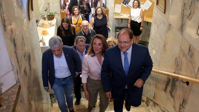 La consejera de Agricultura, Ganadería y Desarrollo Rural, María González Corral, acompañada por el alcalde, Javier Carrera y el delegado territorial, Eduardo Diego