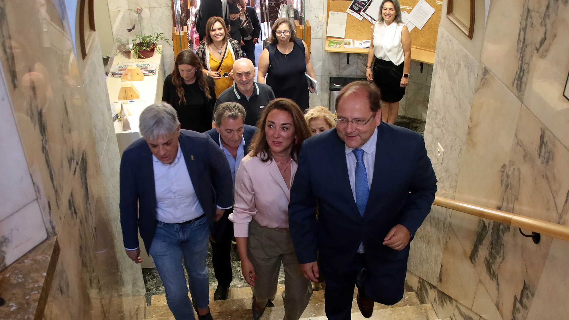 La consejera de Agricultura, Ganadería y Desarrollo Rural, María González Corral, acompañada por el alcalde, Javier Carrera y el delegado territorial, Eduardo Diego