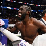 Terence Crawford celebra su victoria ante "Canelo" Álvarez