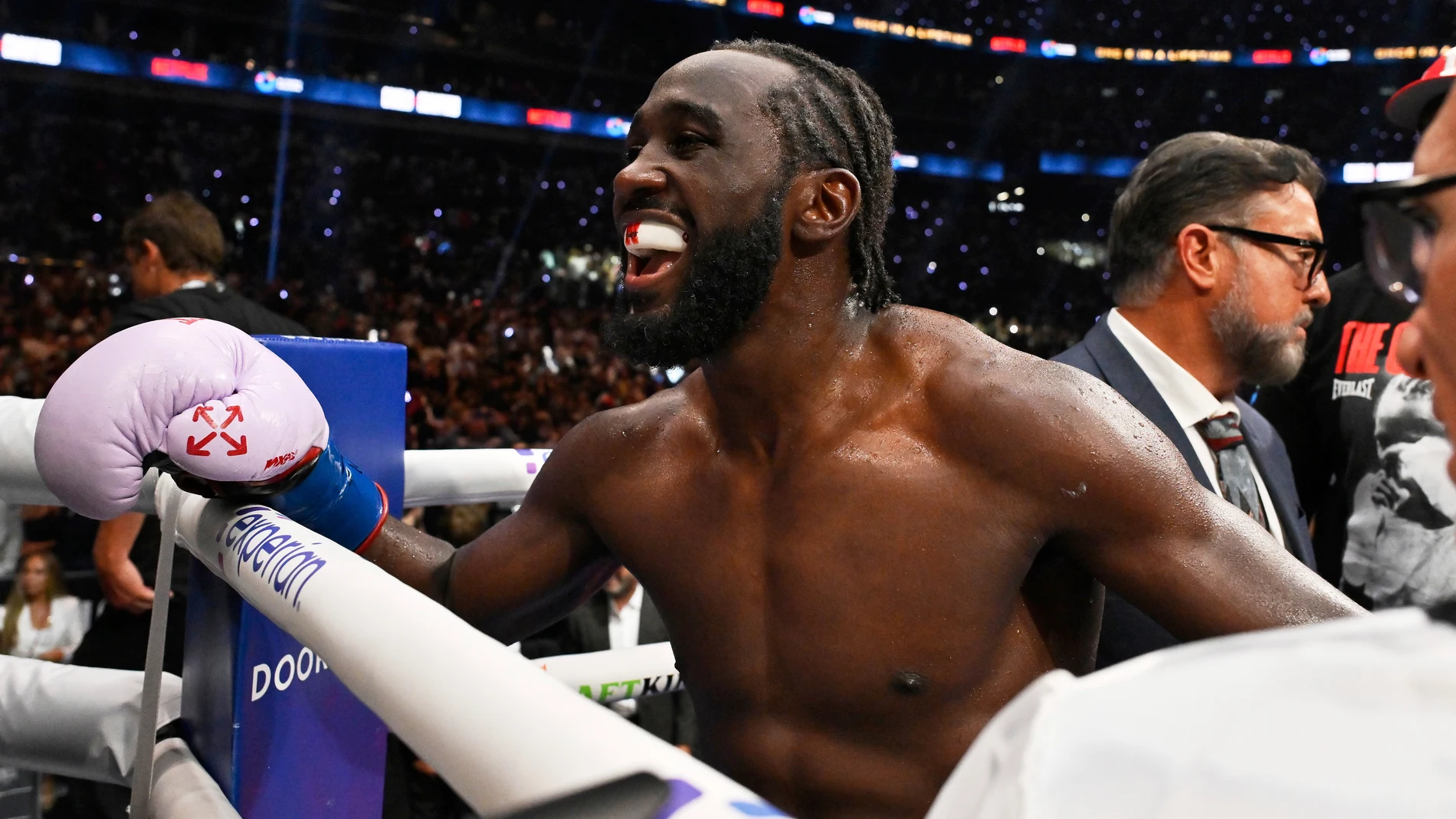 Terence Crawford celebra su victoria ante "Canelo" Álvarez