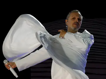 Miguel Bosé deslumbra en el Festival Cordillera 2025 de Bogotá AME9467. BOGOTÁ (COLOMBIA), 14/09/2025.- El cantante español Miguel Bosé durante su presentación este sábado, en Bogotá (Colombia). Tras más de ocho años de ausencia en los escenarios, el cantante español Miguel Bosé inauguró el Festival Cordillera 2025 en Bogotá, donde presentó su gira 'Importante Tour' y repasó los grandes éxitos de una carrera que lo ha convertido en un referente de la música en español. EFE/ Mauricio Dueñas Castañeda