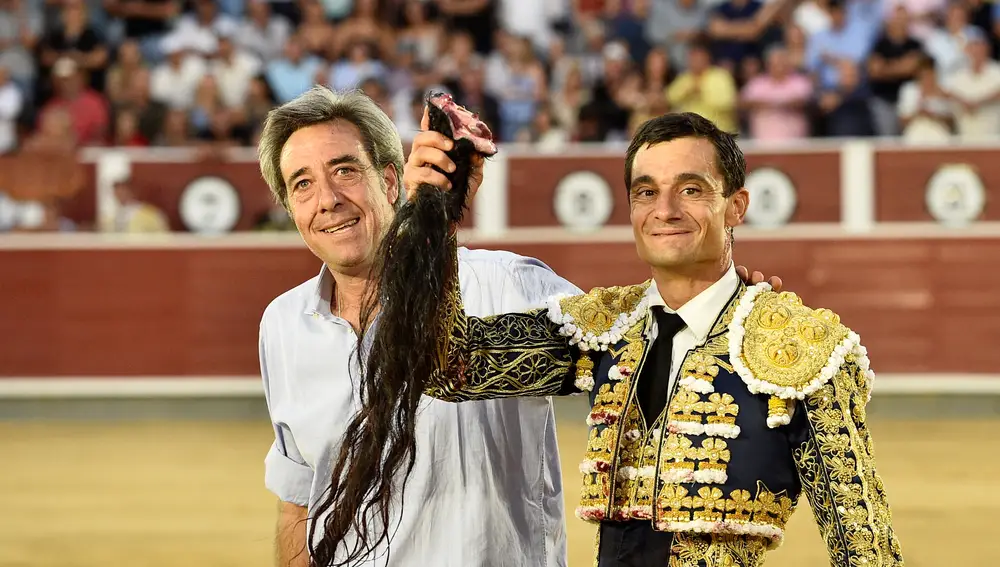 Paco Ureña y Daniel Ruiz tras el indulto de "Diablillo"