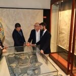 Una exposición inédita muestra los bocetos que dieron lugar a bordados, carros, tronos e imágenes del Paso Azul