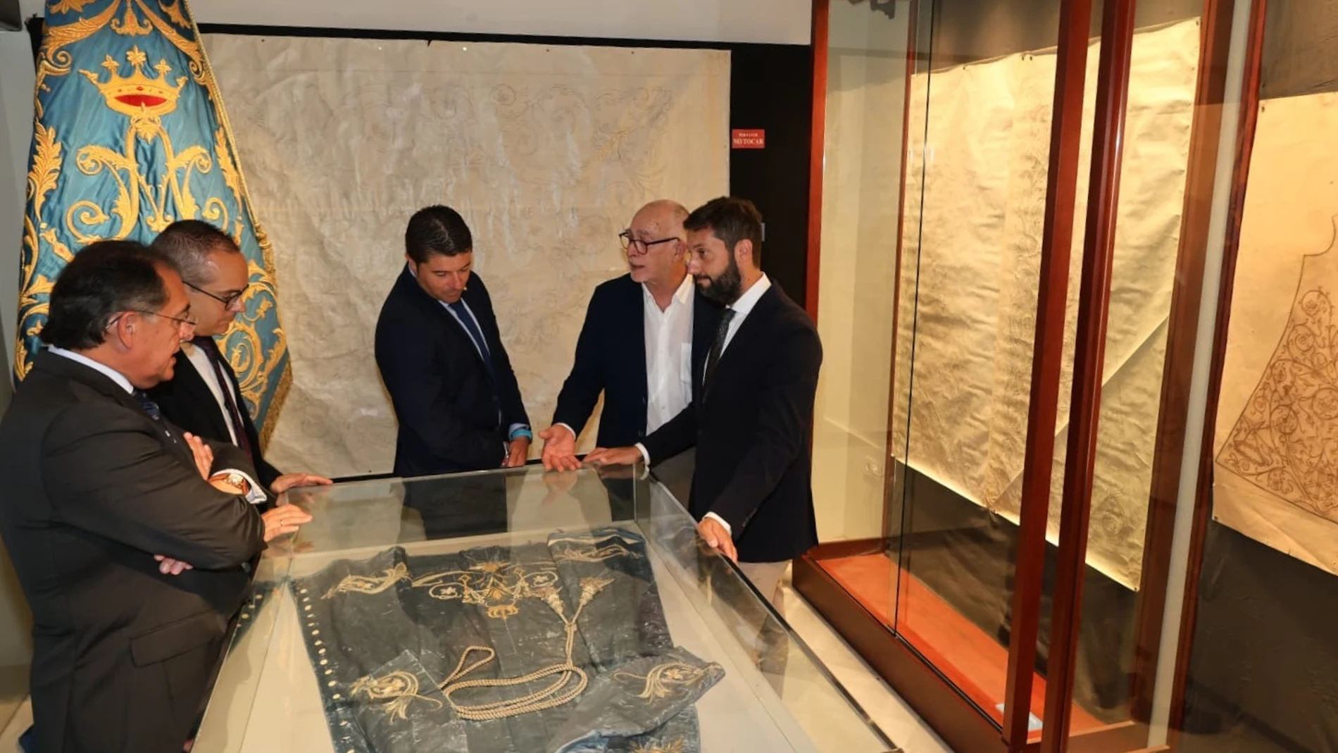 Una exposición inédita muestra los bocetos que dieron lugar a bordados, carros, tronos e imágenes del Paso Azul
