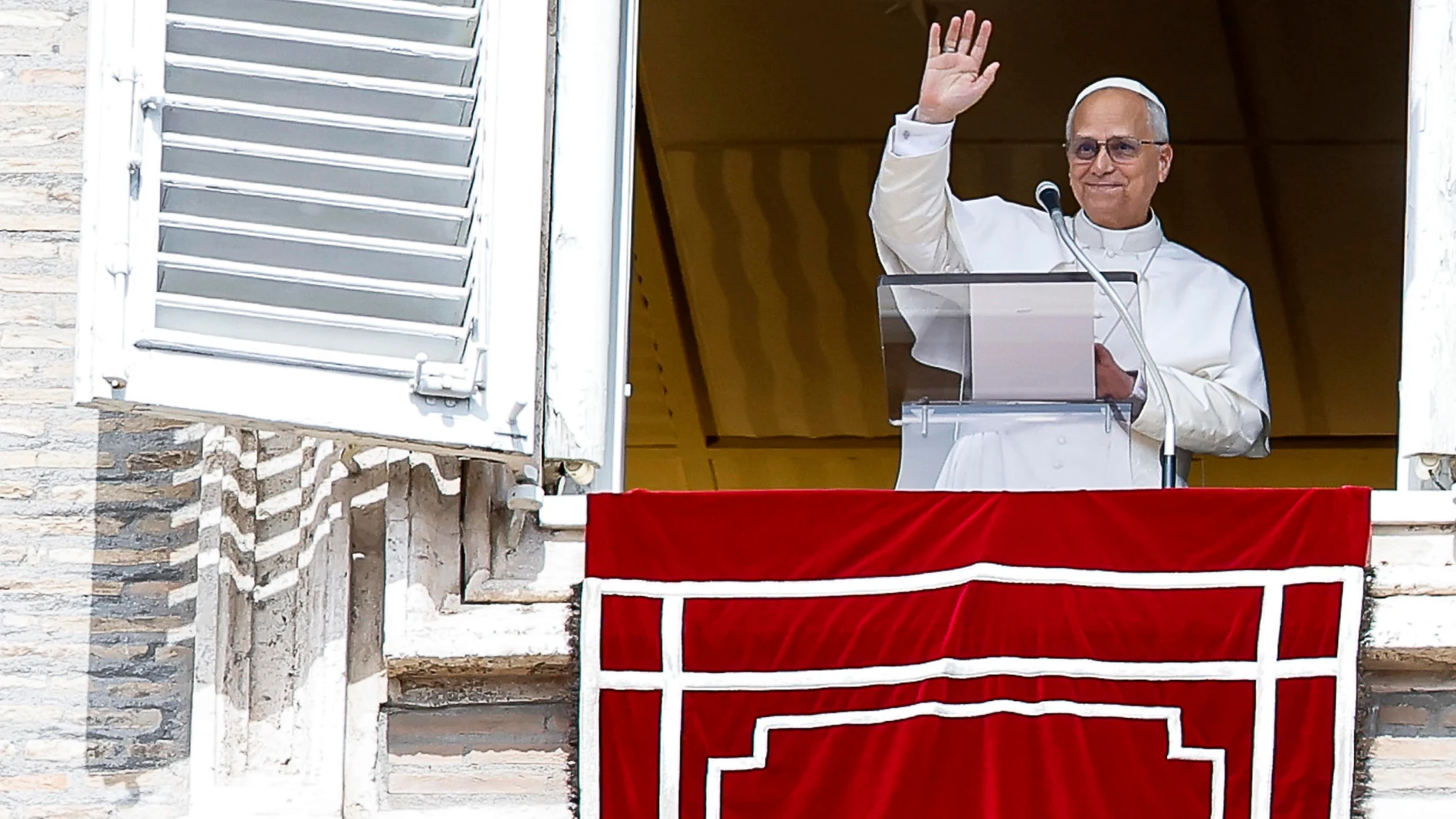 Vatican City (Vatican City State (Holy See)), 14/09/2025.- Pope Leo XIV leads the Angelus prayer from the window of his office overlooking Saint Peter's Square on his 70th birthday, in Vatican City, 14 September 2025. (Papa) EFE/EPA/ANGELO CARCONI