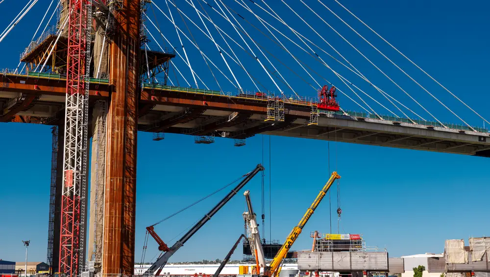 Las obras del Puente del Centenario obliga a nuevos cortes en circulación y navegación