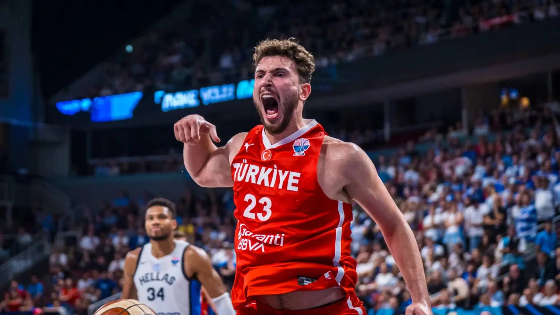 Alperen Sengun celebra una acción durante el EuroBasket 2025 con Turquía