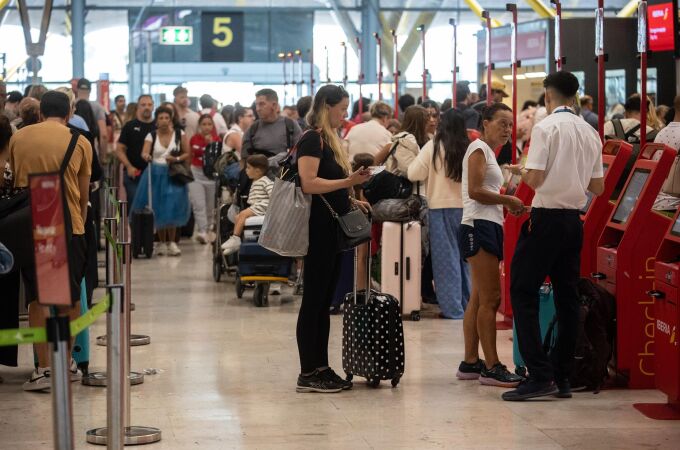 Economía.- Aerolíneas exigen a Aena que solucione los problemas en el control de seguridad del aeropuerto Madrid-Barajas