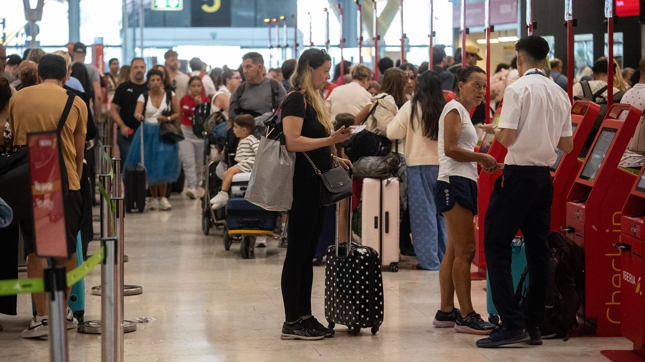 Nueva jornada de caos en Barajas por la huelga de vigilantes de seguridad: largas colas y esperas de más de una hora para pasar los controles