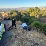 Rescatado un anciano al filo de un gran precipicio en Alhaurín de la Torre (Málaga)