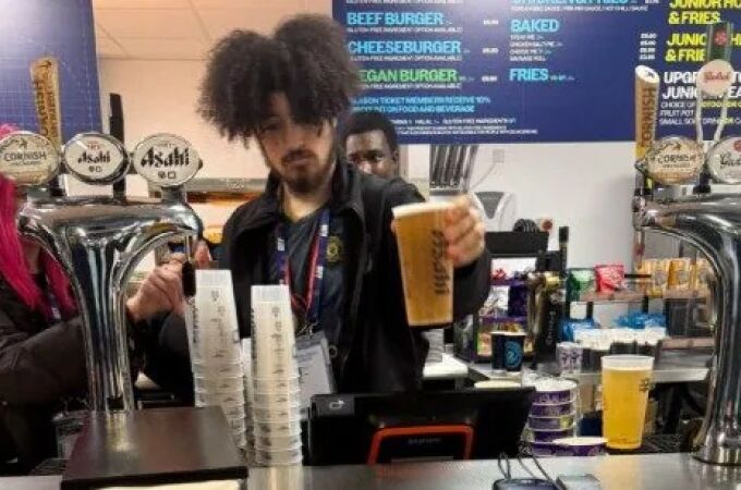 El camarero, en el bar del Manchester City