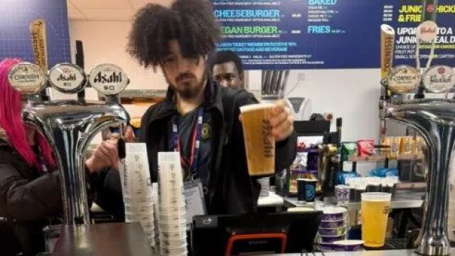 El camarero, en el bar del Manchester City