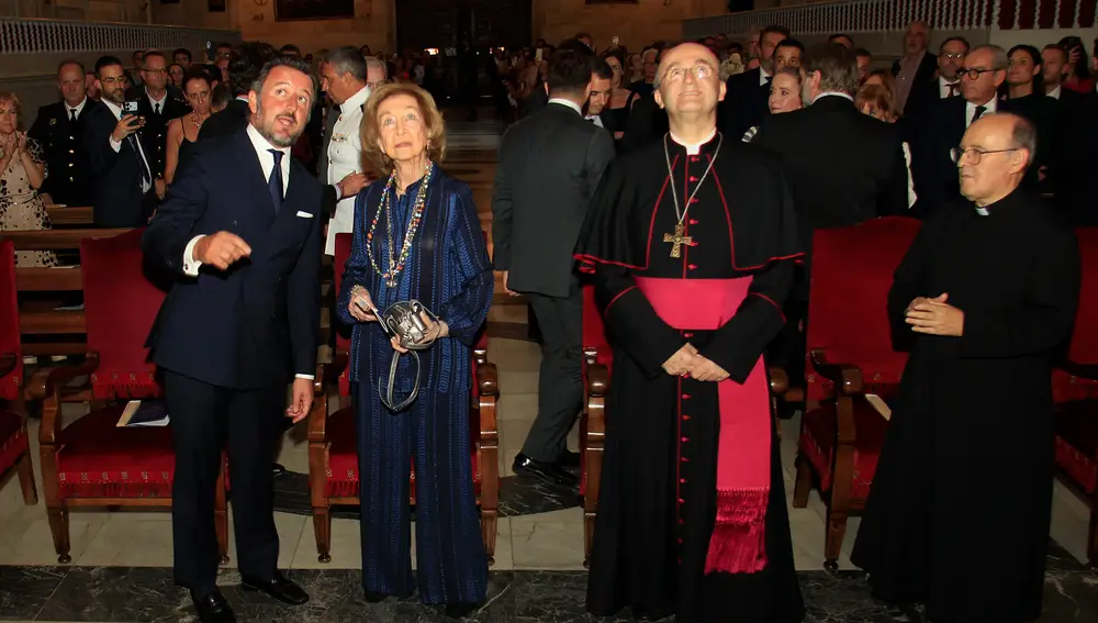 Doña Sofía asiste a una representación musical del Misteri en la basílica de Santa Maria de Elche
