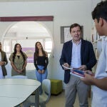 Mañueco conversa con un alumno del IESO Canal de Castilla de Villamuriel de Cerrato (Palencia) en presencia de la consejera Rocío Lucas