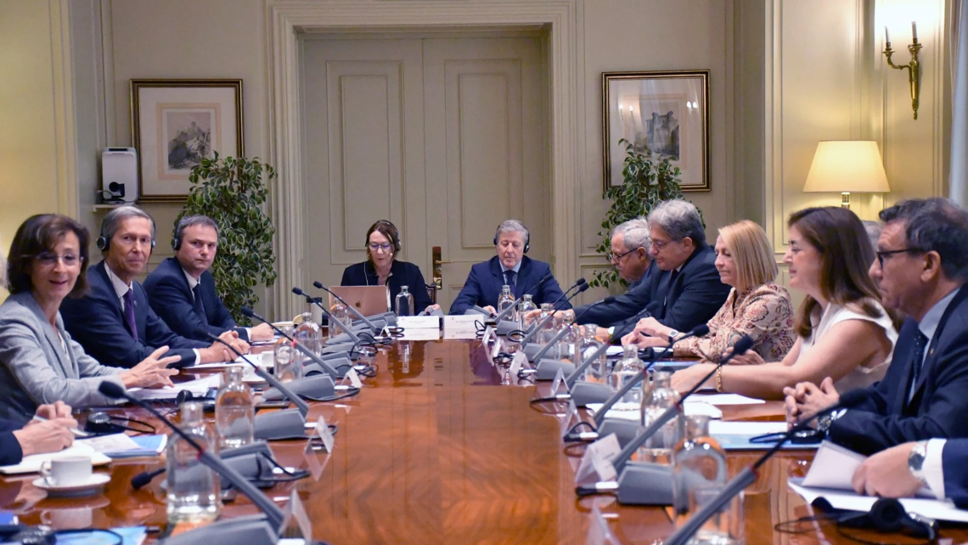 Miembros del Consejo General del Poder Judicial (CGPJ) y la delegación de la Comisión de Venecia reunidos, este lunes, en Madrid