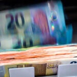 10 señales de que una persona tiene mucho dinero en el banco, incluso si parece de clase media baja