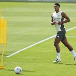 MADRID.-Jude Bellingham y Eduardo Camavinga, grandes novedades en el Real Madrid para el estreno en Champions