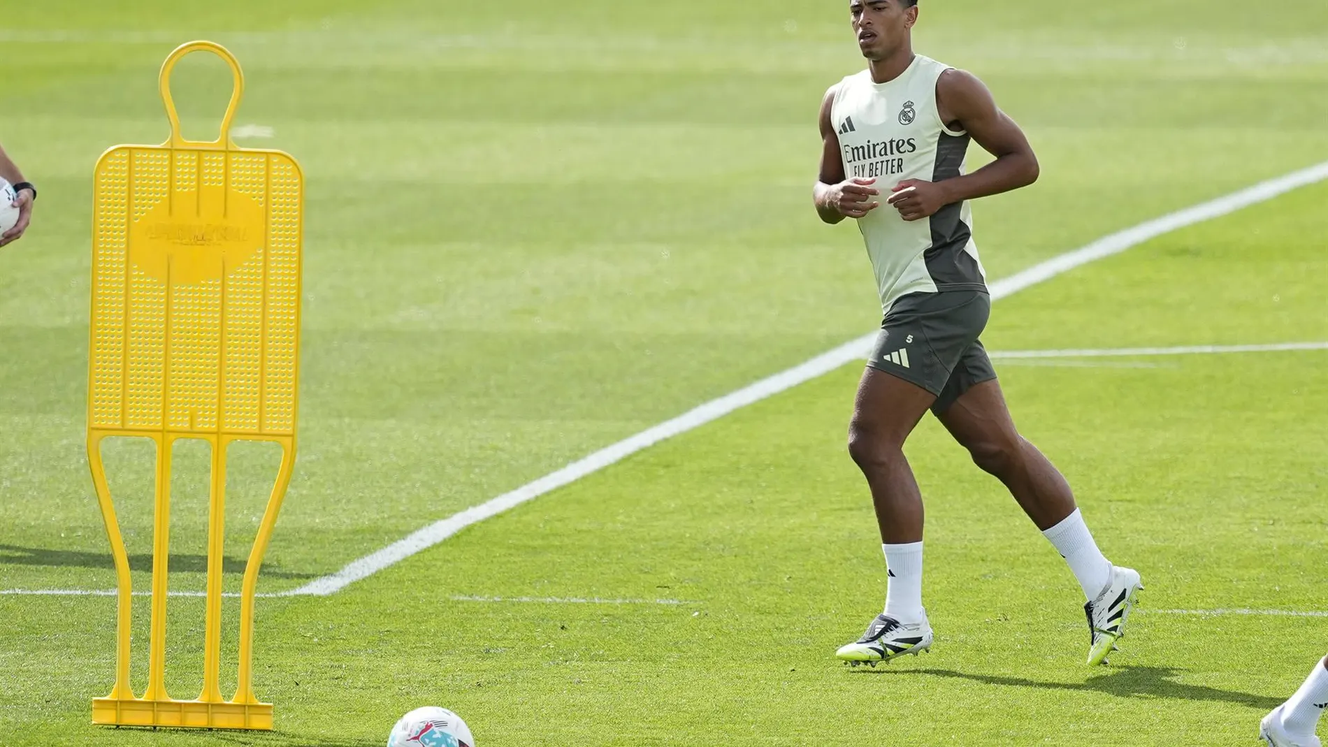 MADRID.-Jude Bellingham y Eduardo Camavinga, grandes novedades en el Real Madrid para el estreno en Champions