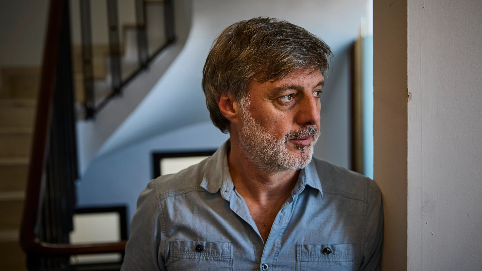 Entrevista con el escritor Andrés Barba, que presenta su nueva novela “Auge y caída del conejo Bam”, una fábula sobre la manipulación social, sobre ideales y mentiras, sobre el miedo y la violencia.. © Alberto R. Roldán / Diario La Razón. 15 09 2025