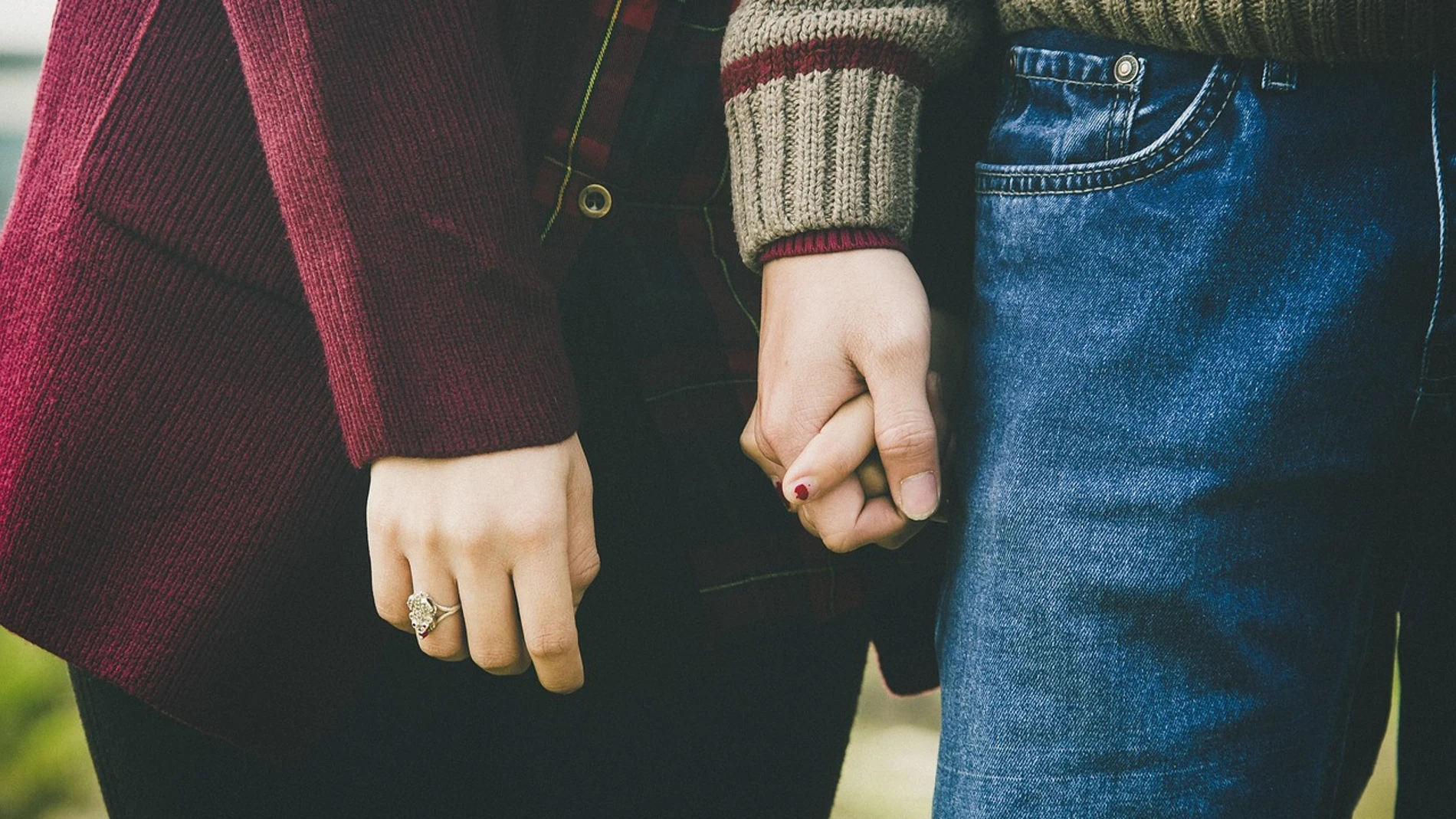 Imagen de archivo de una pareja de la mano
