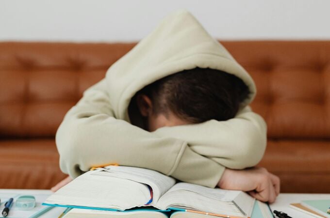  Niño tumbado sobre libro
