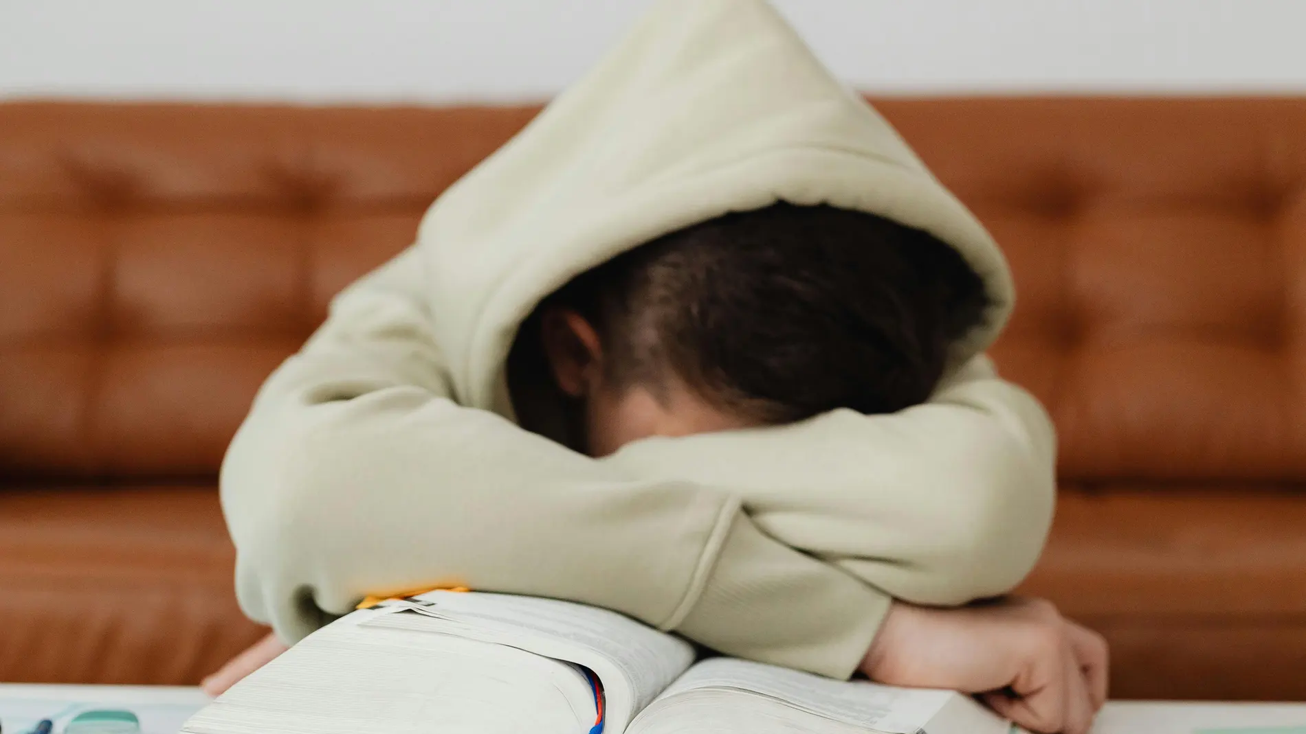 Niño tumbado sobre libro