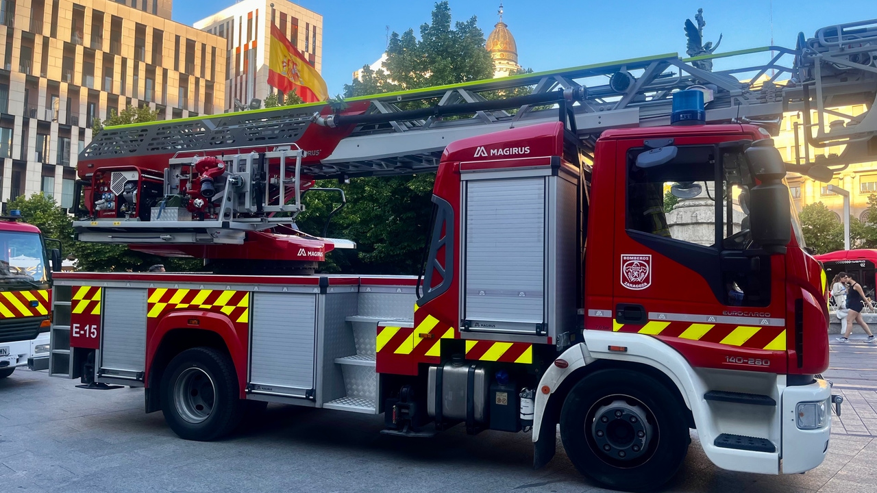 Bomberos de Zaragoza auxilian a personas atrapadas en coches por la lluvia